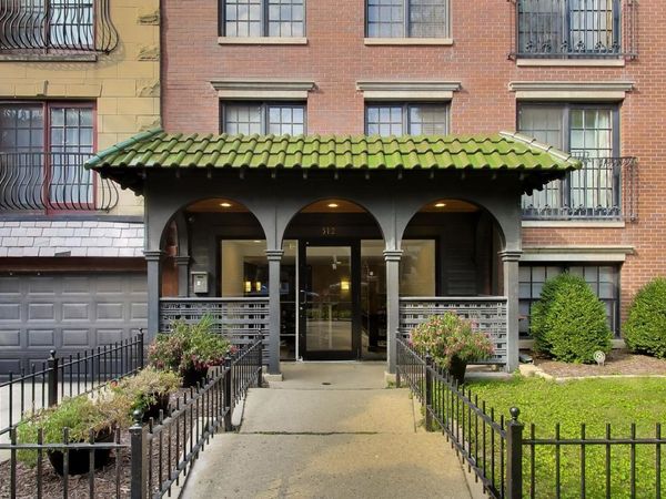 512 W Barry Avenue, Unit 311, Chicago, IL 60657