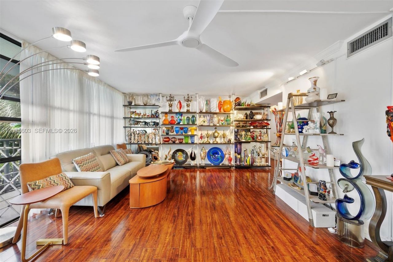 1000 Parkview Dr, Unit 220, Hallandale Beach, FL 33009 Photo