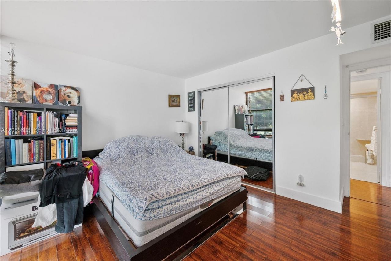 1000 Parkview Dr, Unit 220, Hallandale Beach, FL 33009 Photo