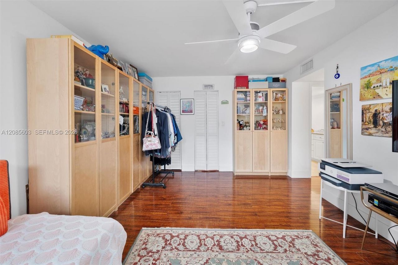 1000 Parkview Dr, Unit 220, Hallandale Beach, FL 33009 Photo