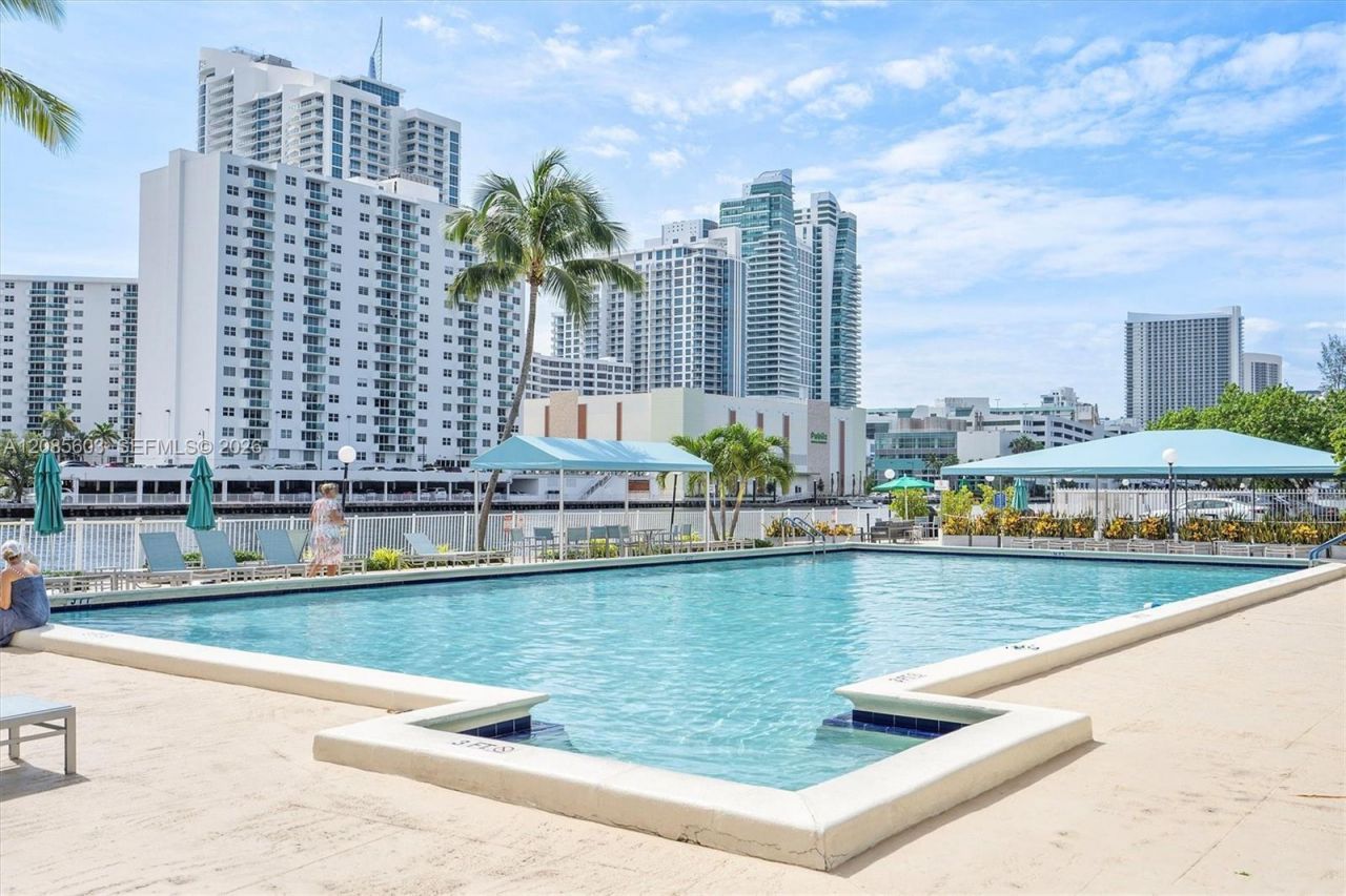 1000 Parkview Dr, Unit 220, Hallandale Beach, FL 33009 Photo