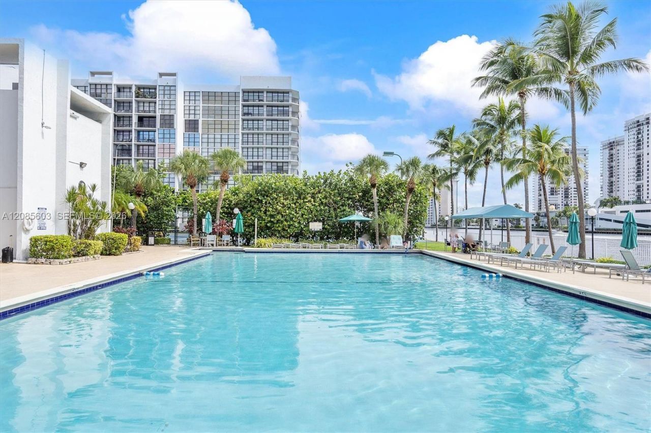 1000 Parkview Dr, Unit 220, Hallandale Beach, FL 33009 Photo