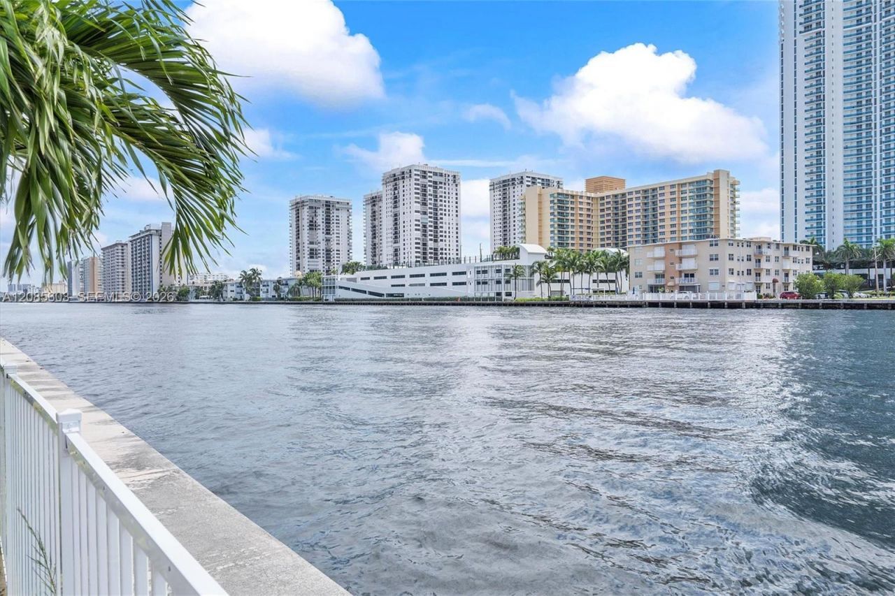 1000 Parkview Dr, Unit 220, Hallandale Beach, FL 33009 Photo