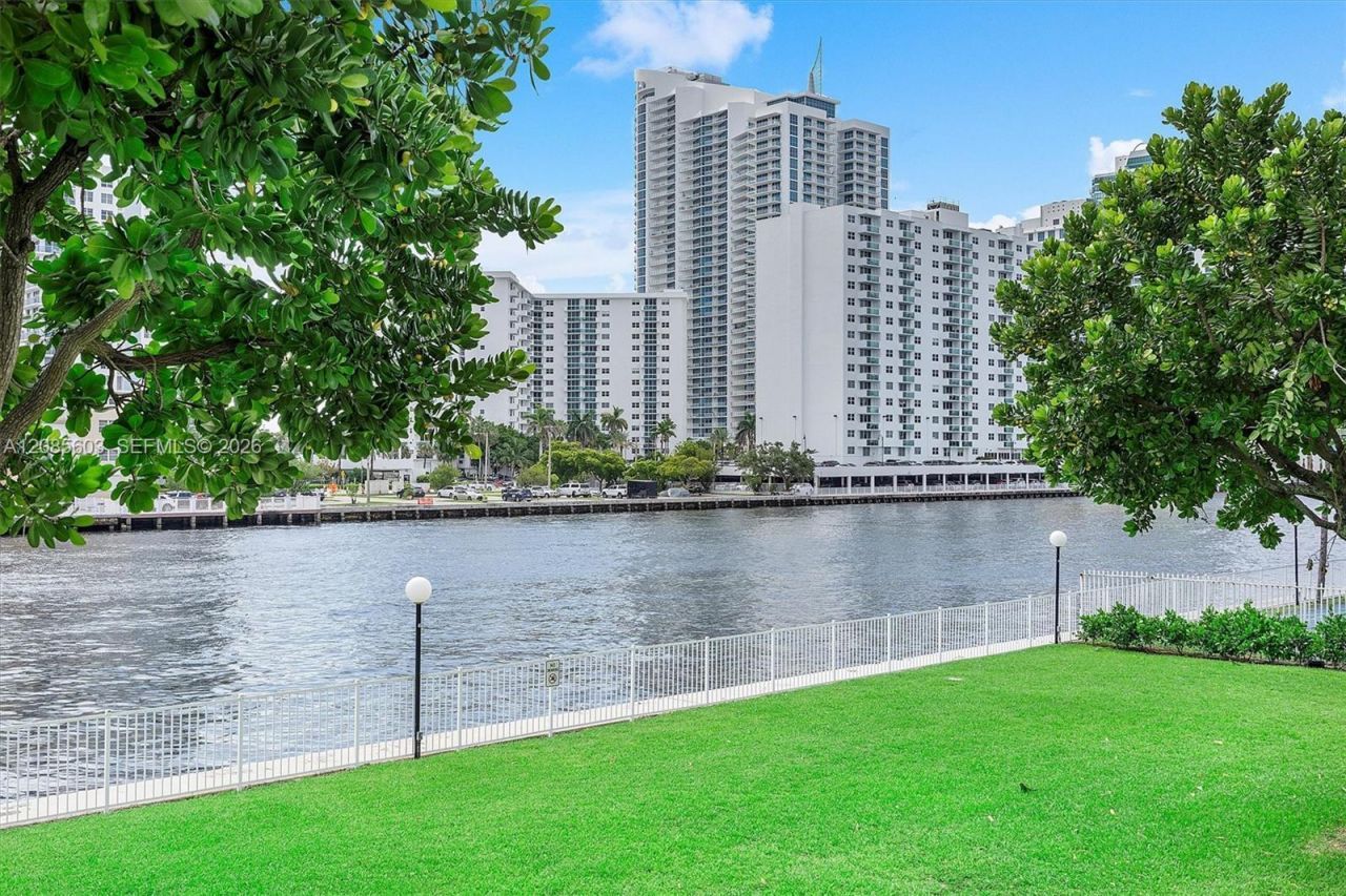 1000 Parkview Dr, Unit 220, Hallandale Beach, FL 33009 Photo