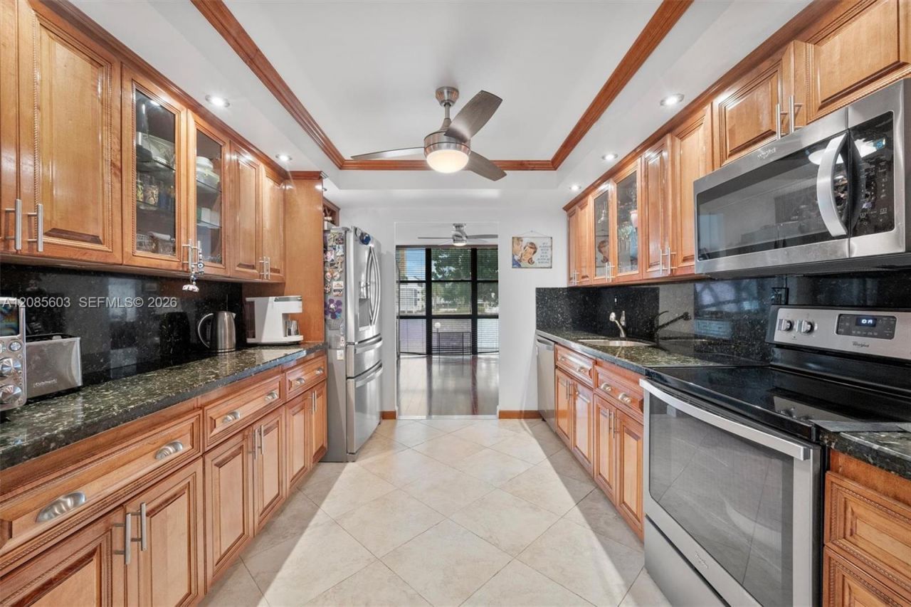 1000 Parkview Dr, Unit 220, Hallandale Beach, FL 33009 Photo