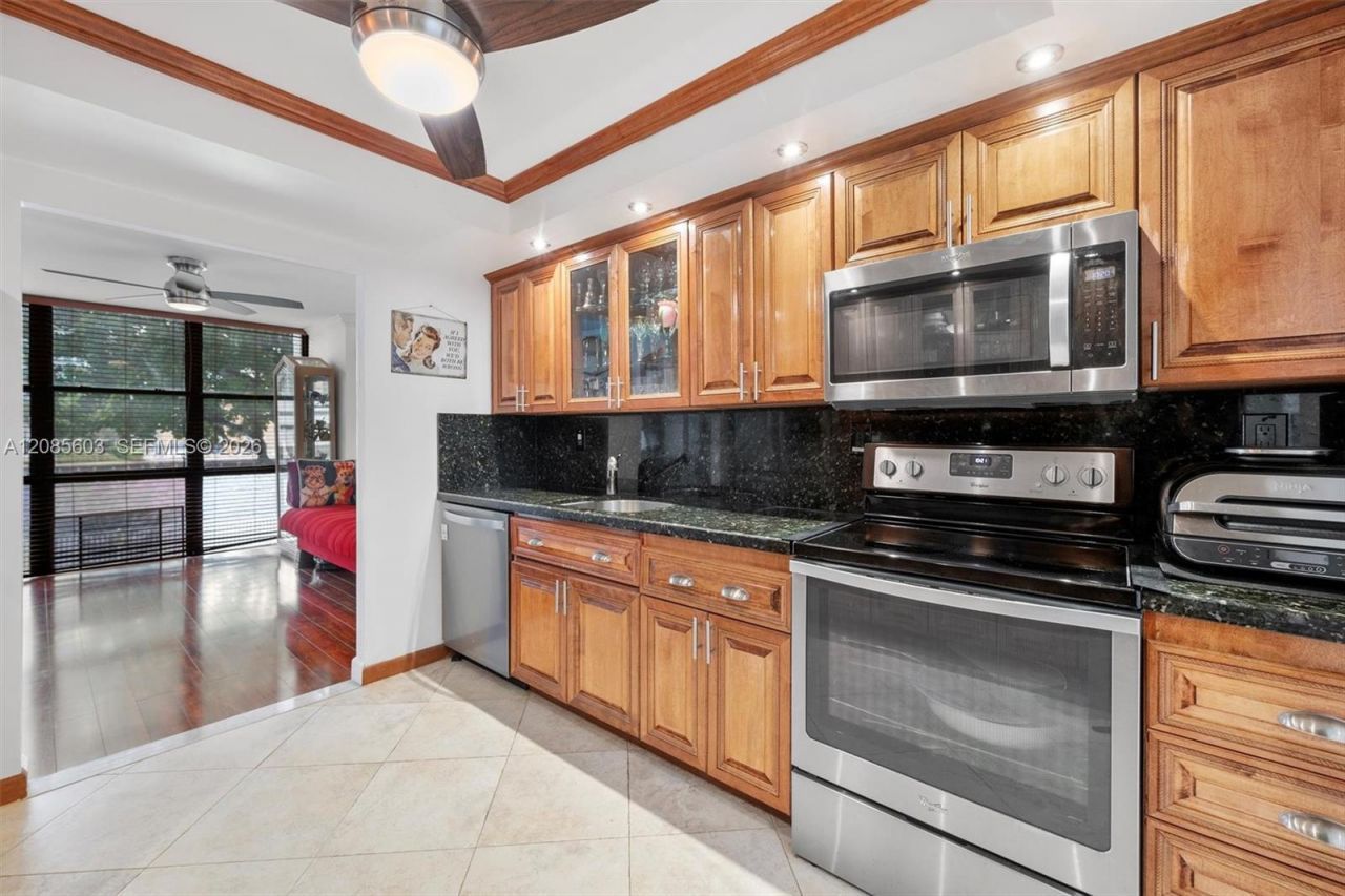 1000 Parkview Dr, Unit 220, Hallandale Beach, FL 33009 Photo