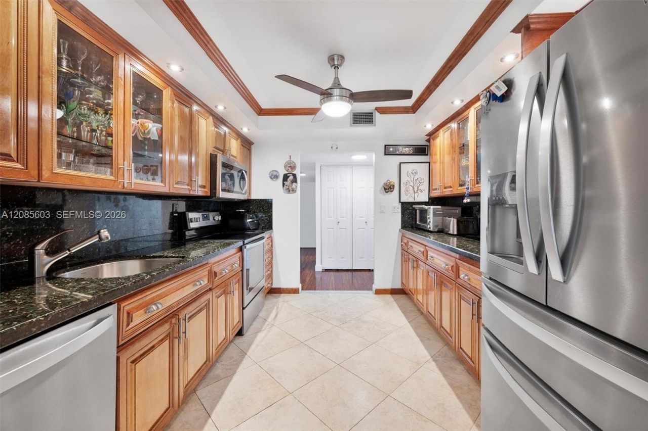 1000 Parkview Dr, Unit 220, Hallandale Beach, FL 33009 Photo