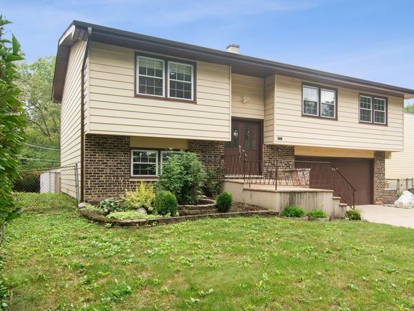 1120 Valley Stream Drive , Wheeling, IL 60090