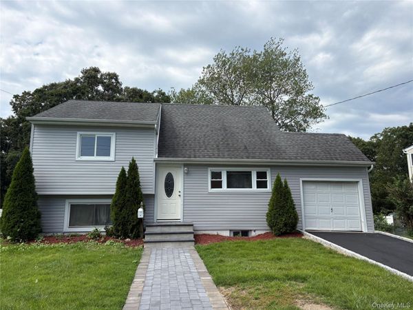 24 Carl Street , Ronkonkoma, NY 11779
