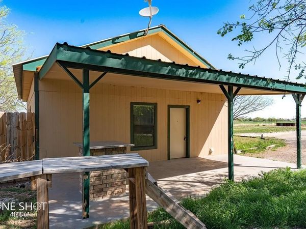 542 Mccartney Lane, Tye, TX 79563