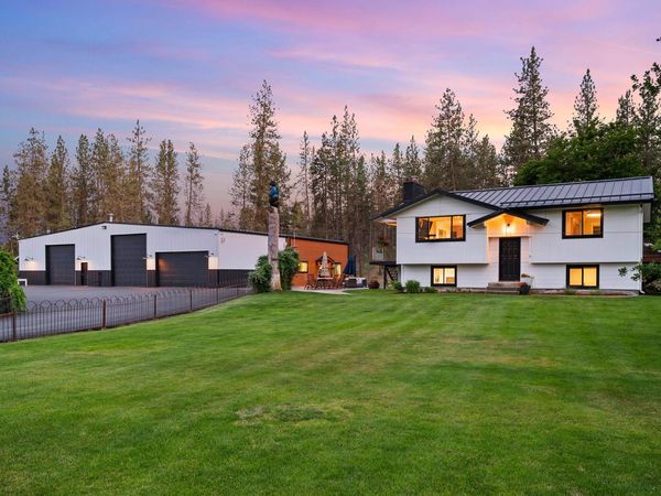 9427 N Riverside Park Dr, Nine Mile Falls, WA 99026
