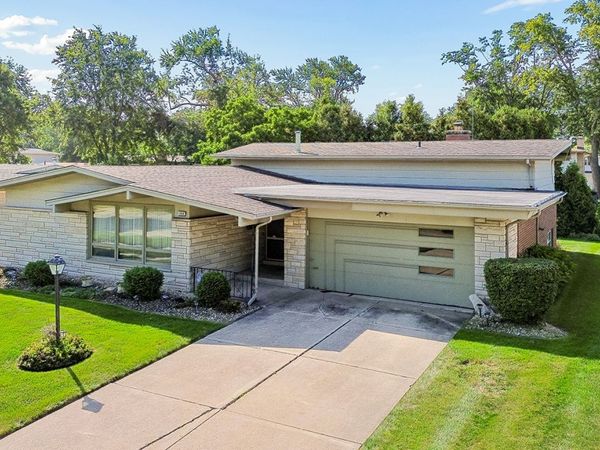1050 W Strieff Lane , Glenwood, IL 60425