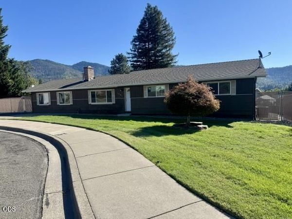 1931 NW Candler Avenue, Grants Pass, OR 97526