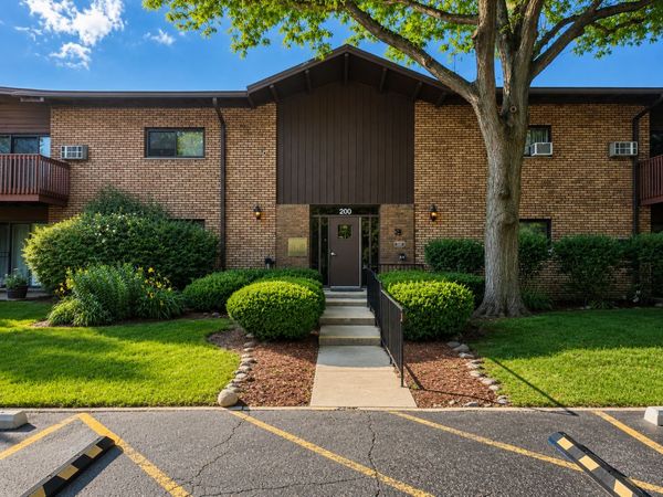 200 Willow Lane , Unit C210, Willow Springs, IL 60480