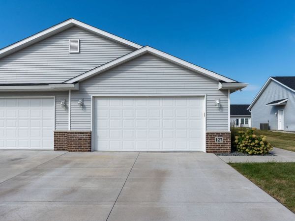 127 Beacon Harbor Parkway , East Moline, IL 61244