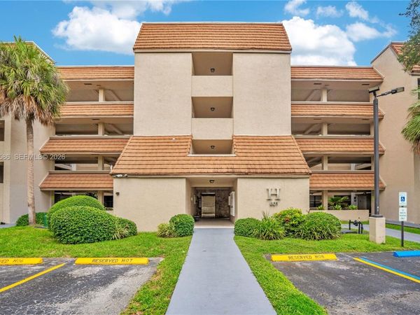 601 Ives Dairy Rd , Unit 105-8, Miami, FL 33179