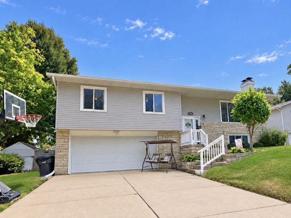 702 SUNRISE, Muscatine, IA 52761