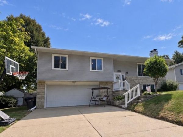 702 SUNRISE, Muscatine, IA 52761