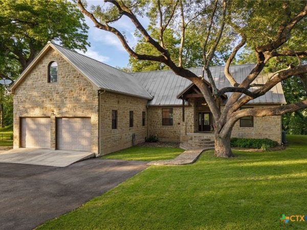 302 Guadalupe River Drive , Seguin, TX 78155