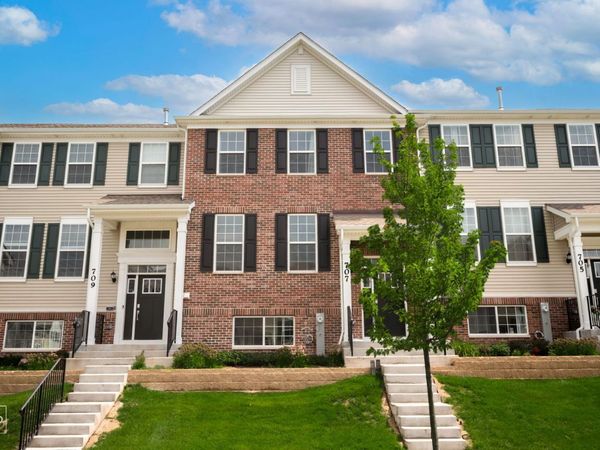 707 Neubauer Circle , Unit 603, Lindenhurst, IL 60046