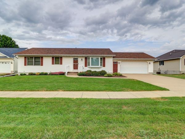 1506 10th Street NW, Clinton, IA 52732