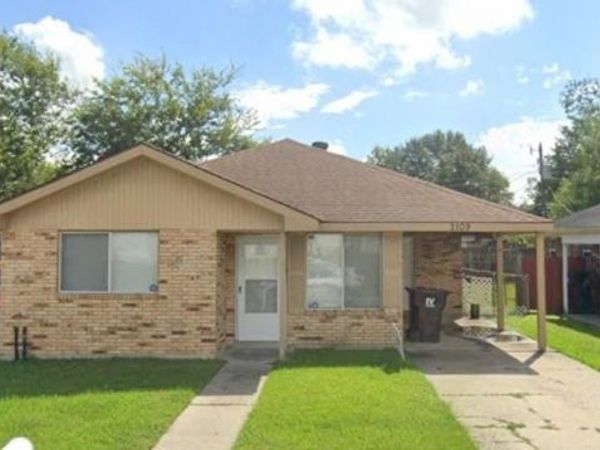 2109 OCTAVIA Drive, Chalmette, LA 70043