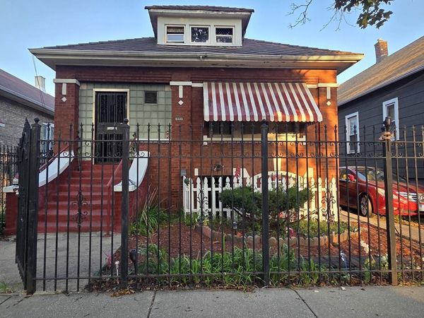 8443 S Manistee Avenue , Chicago, IL 60617
