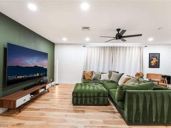 31 Jade Circle, Las Vegas, NV 89106