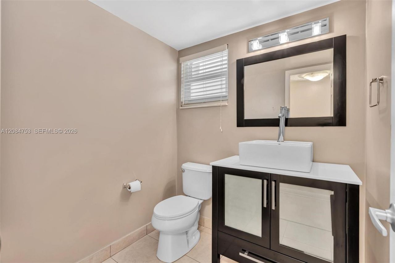 610 NE 12th Ave , Unit 206, Hallandale Beach, FL 33009 Photo