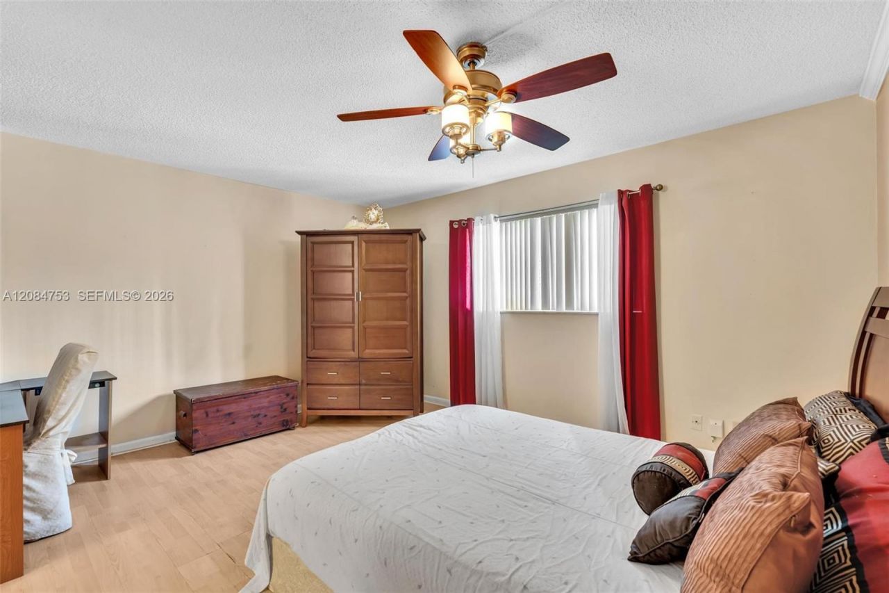 610 NE 12th Ave , Unit 206, Hallandale Beach, FL 33009 Photo
