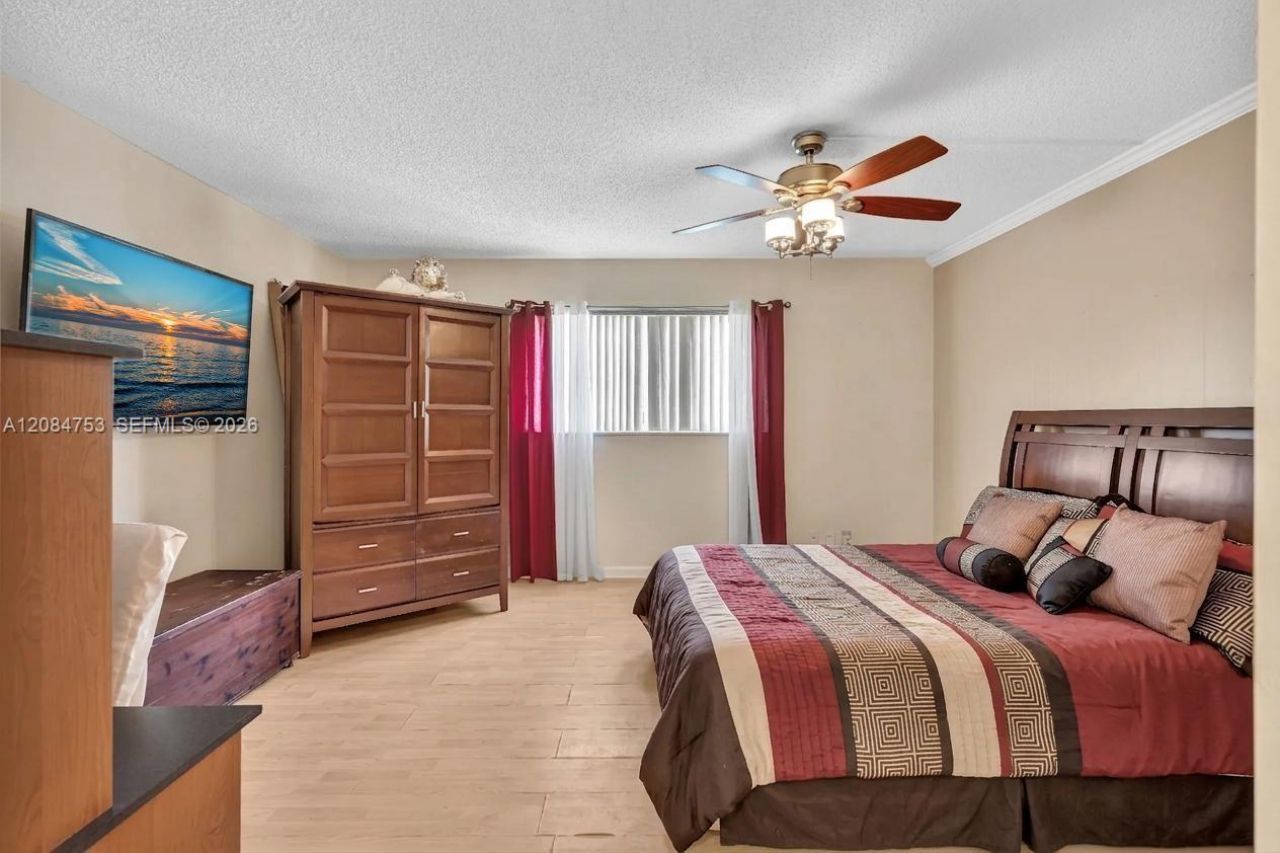 610 NE 12th Ave , Unit 206, Hallandale Beach, FL 33009 Photo