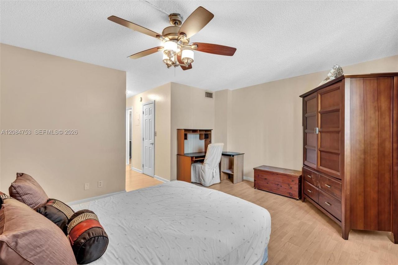 610 NE 12th Ave , Unit 206, Hallandale Beach, FL 33009 Photo