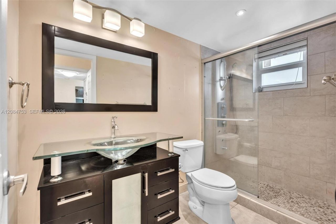 610 NE 12th Ave , Unit 206, Hallandale Beach, FL 33009 Photo