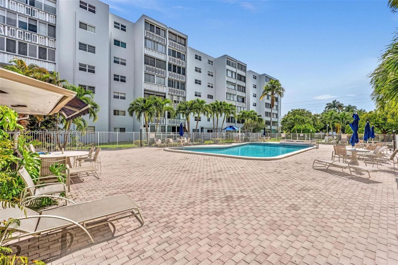 610 NE 12th Ave , Unit 206, Hallandale Beach, FL 33009 Photo