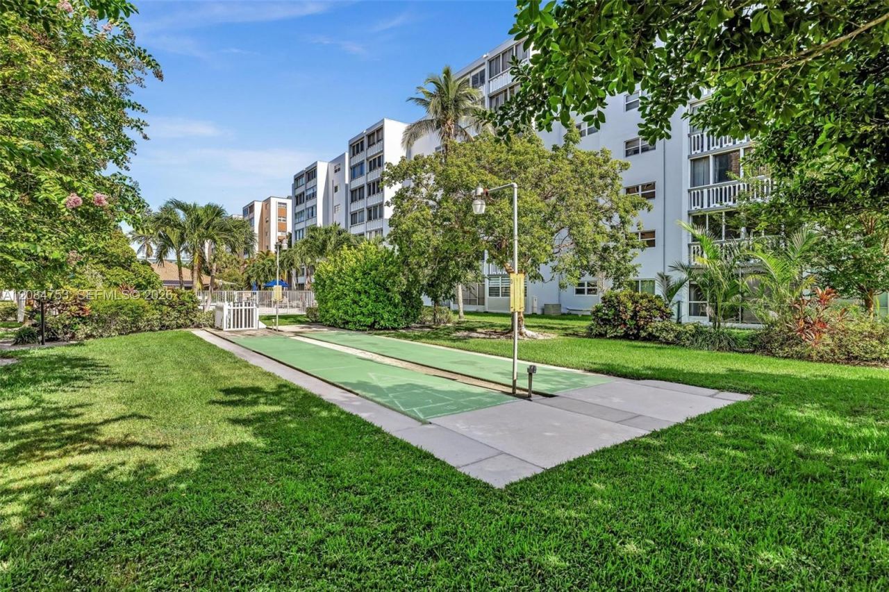 610 NE 12th Ave , Unit 206, Hallandale Beach, FL 33009 Photo