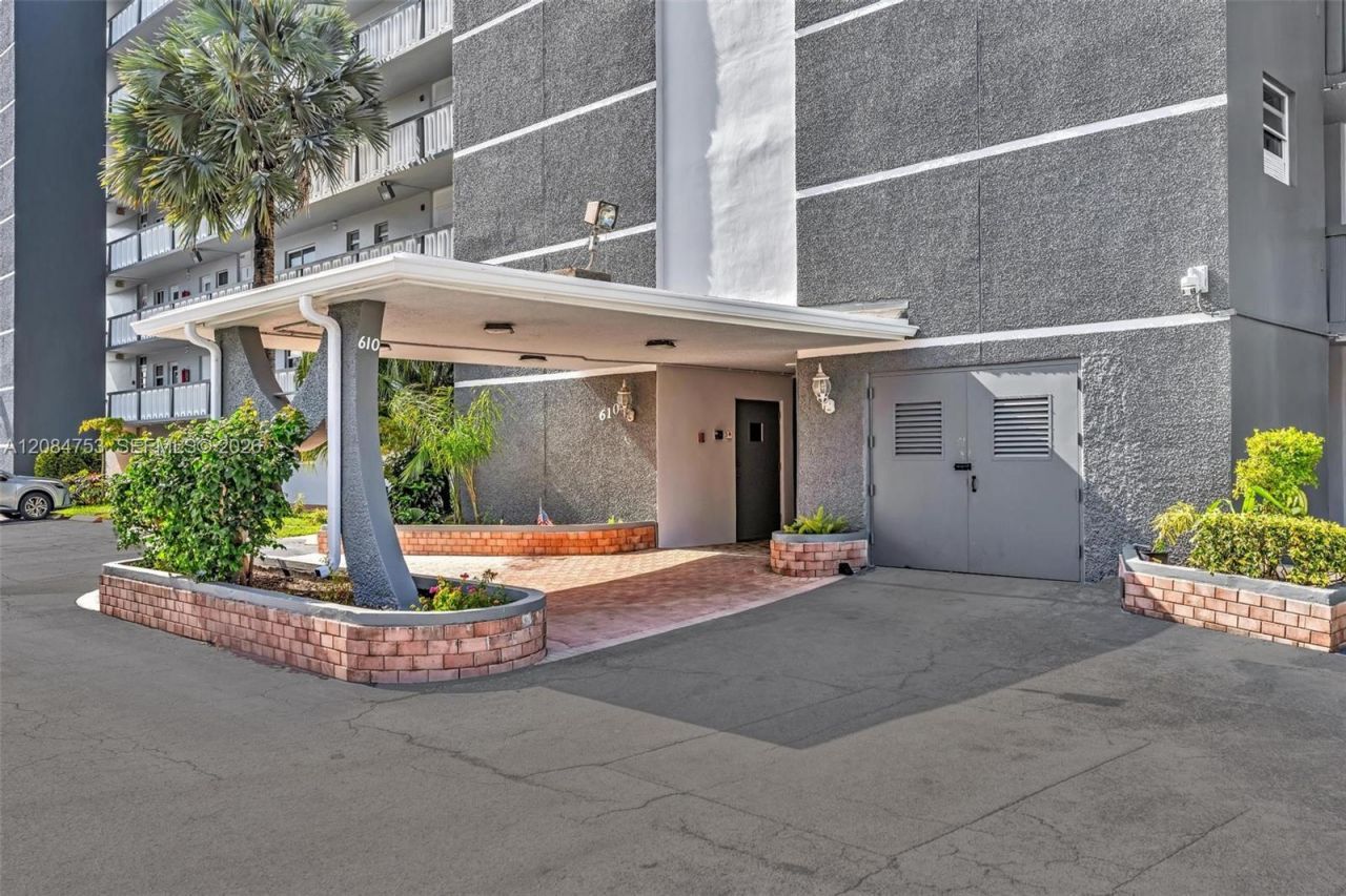 610 NE 12th Ave , Unit 206, Hallandale Beach, FL 33009 Photo