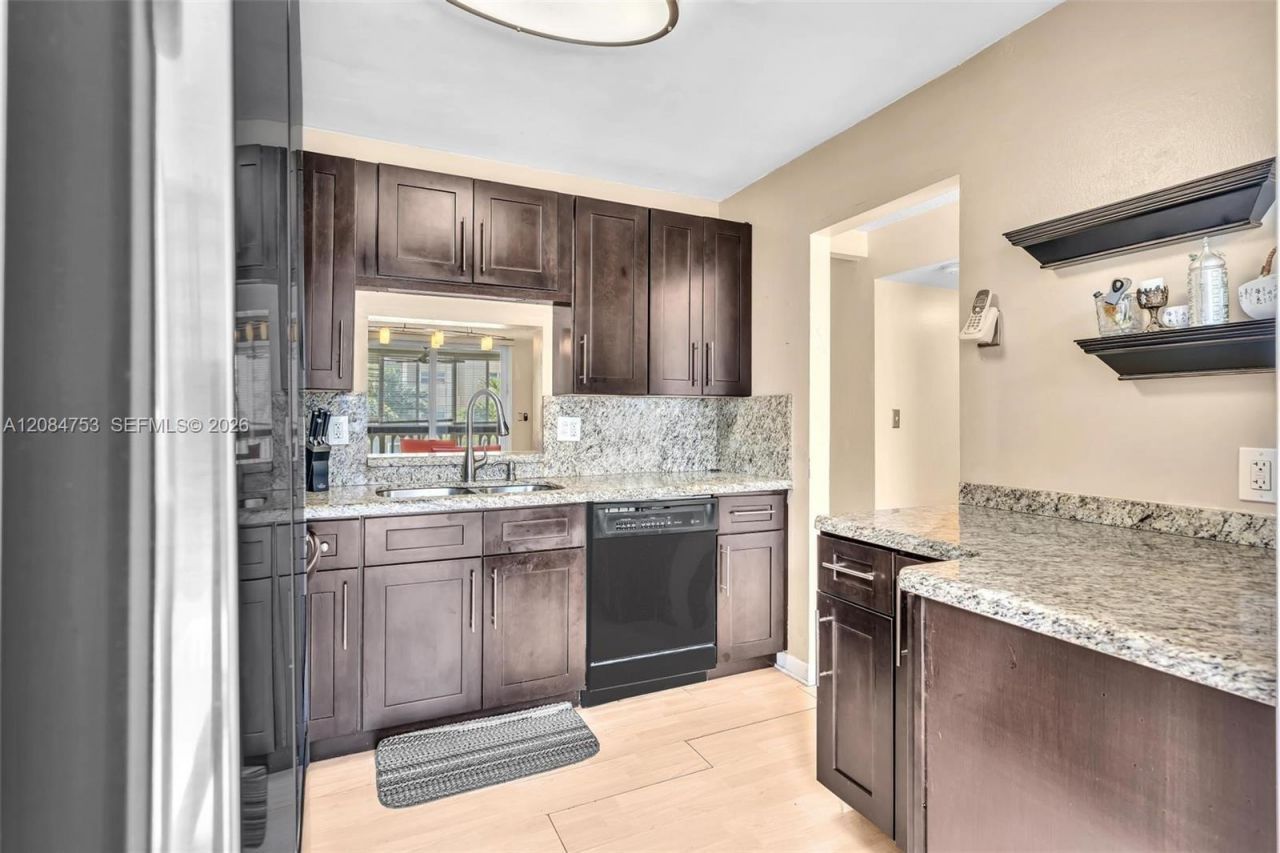 610 NE 12th Ave , Unit 206, Hallandale Beach, FL 33009 Photo