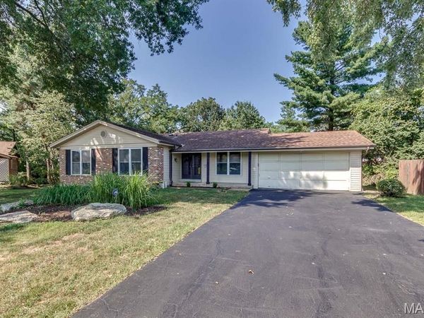 2 Great Knight Court , Manchester, MO 63011