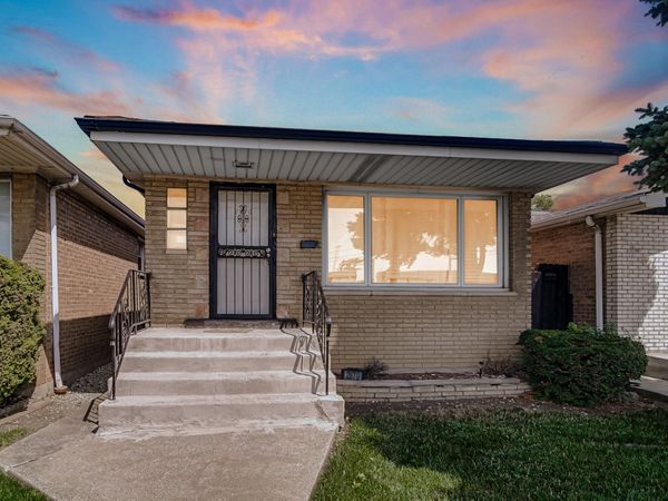 2970 W Columbus Avenue, Chicago, IL 60652