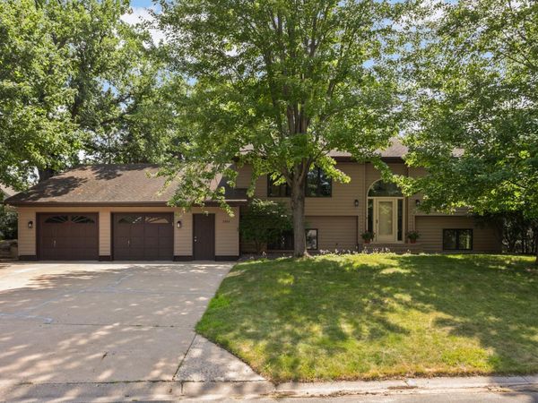 2064 Pin Oak Drive, Eagan, MN 55122