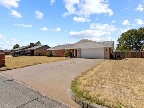 122 Randolph Road, Clinton, OK 73601