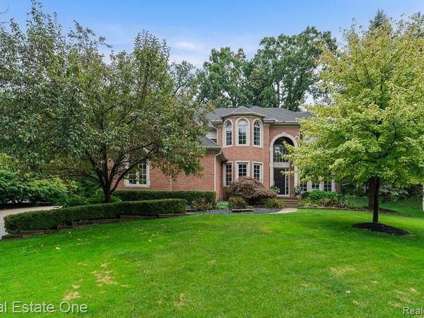 582 Bloomer Ridge Drive, Rochester, Mi 48307