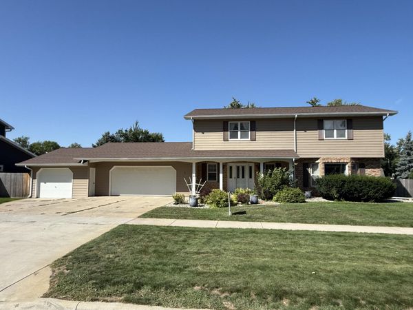 913 Summit Avenue N, Madison, SD 57042