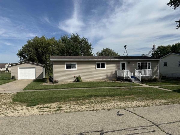 1638 299th Avenue, Petersburg, IA 52040
