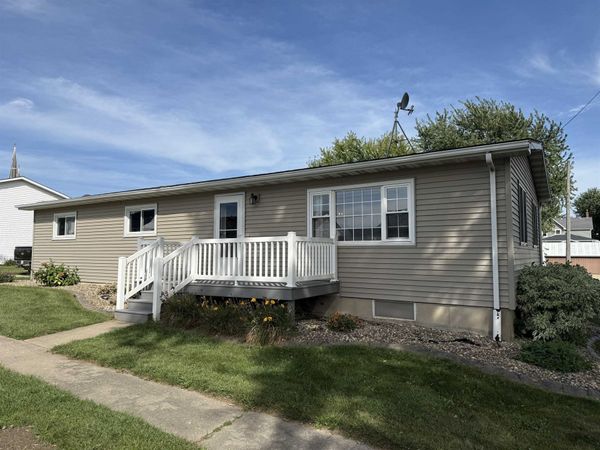 1638 299th Avenue, Petersburg, IA 52040