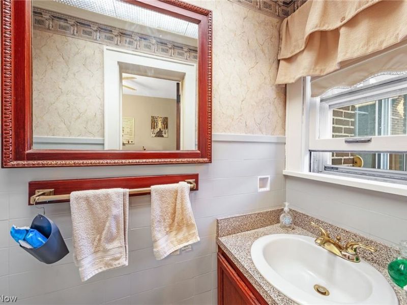 221 Raff Road NW, Canton, OH 44718 Photo 9