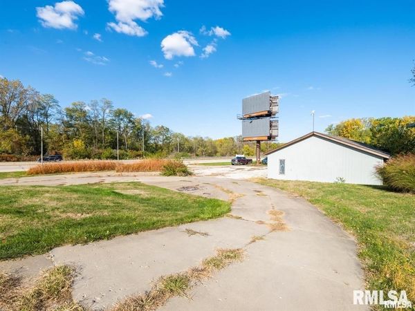 4611 W MIDDLE Road, Peoria, IL 61605