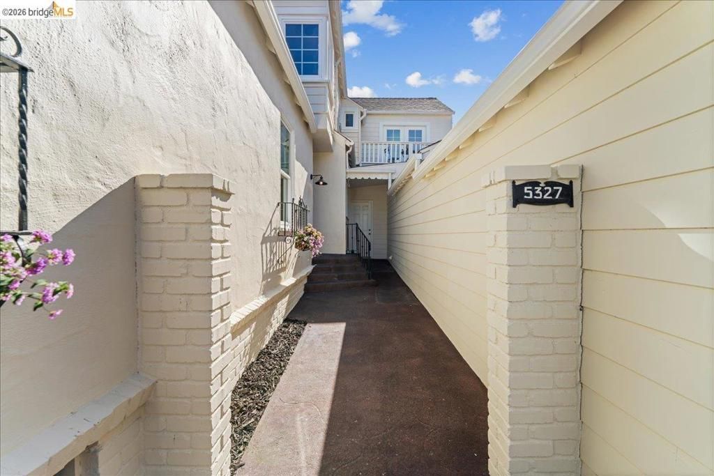 5327 Brann St, Oakland, CA 94619 Main Photo