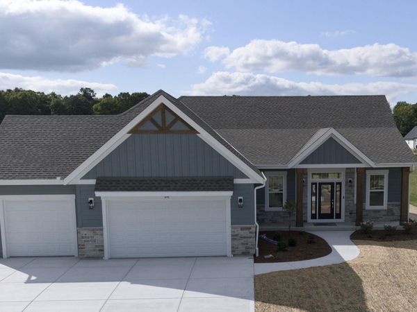 479 Sandstone St, Slinger, WI 53086