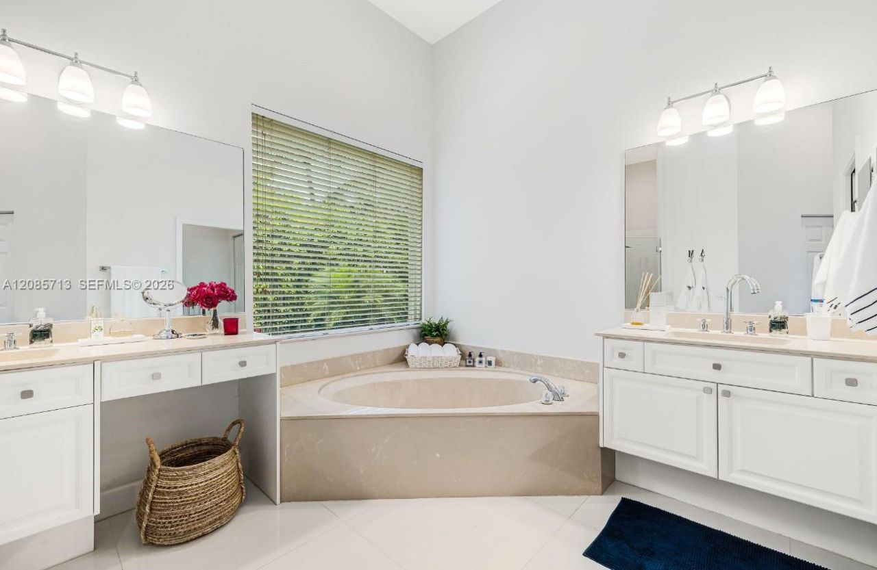 1604 Victoria Pointe Ln, Weston, FL 33327 Photo